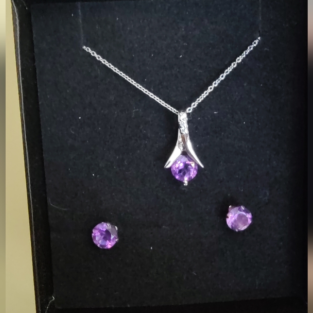 CLEARANCE! Purple necklace and matching earrings